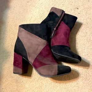 There are three colors, wine red, black, burgundy.